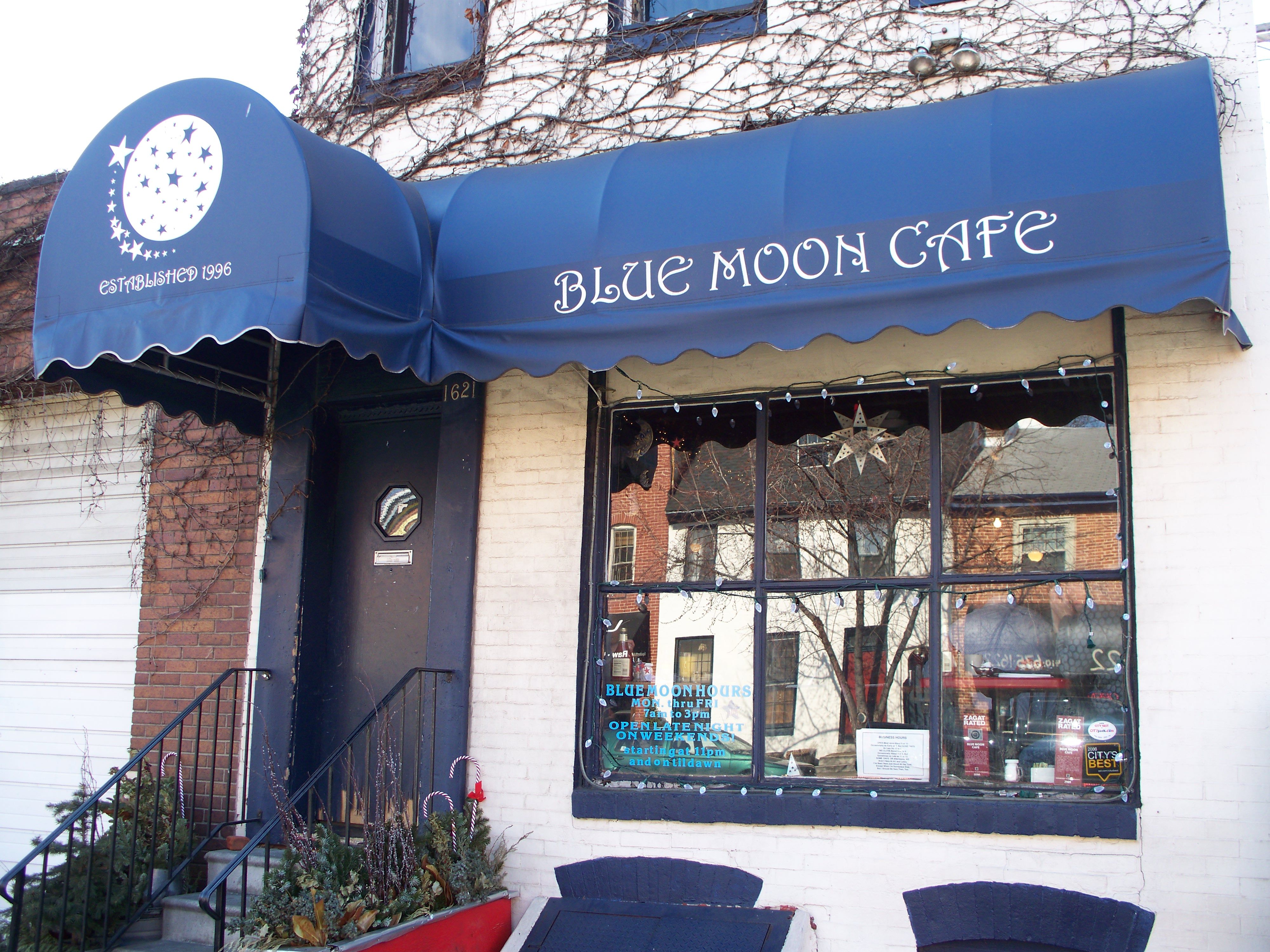Мун кафе. Blue Moon Cafe. Синее кафе. Кафе моон. Вывеска кафе Луна.